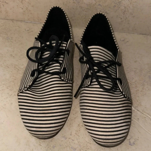 Volcom Shoes - VOLCOM Soul Mates Flats Womens Sz 6 Slip-On Loafer Sneaker Black & white stripes
